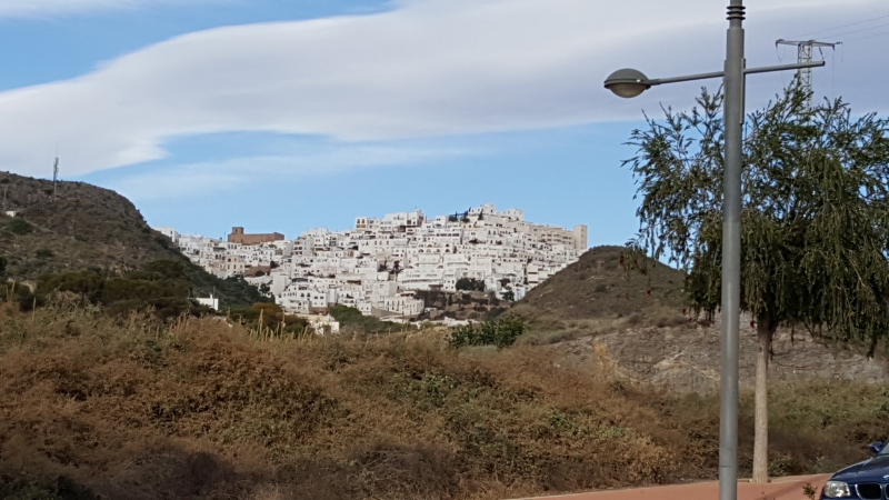 Mojacar Pueblo mit Kirche, einziges braunes Geäbude