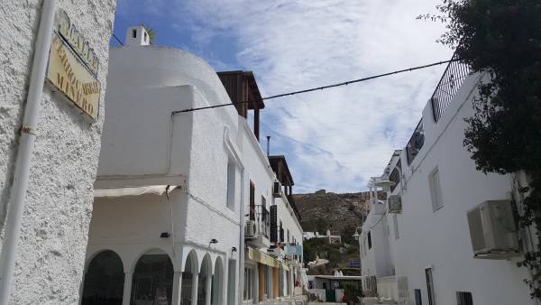 Strassenschild in Agua Amarga